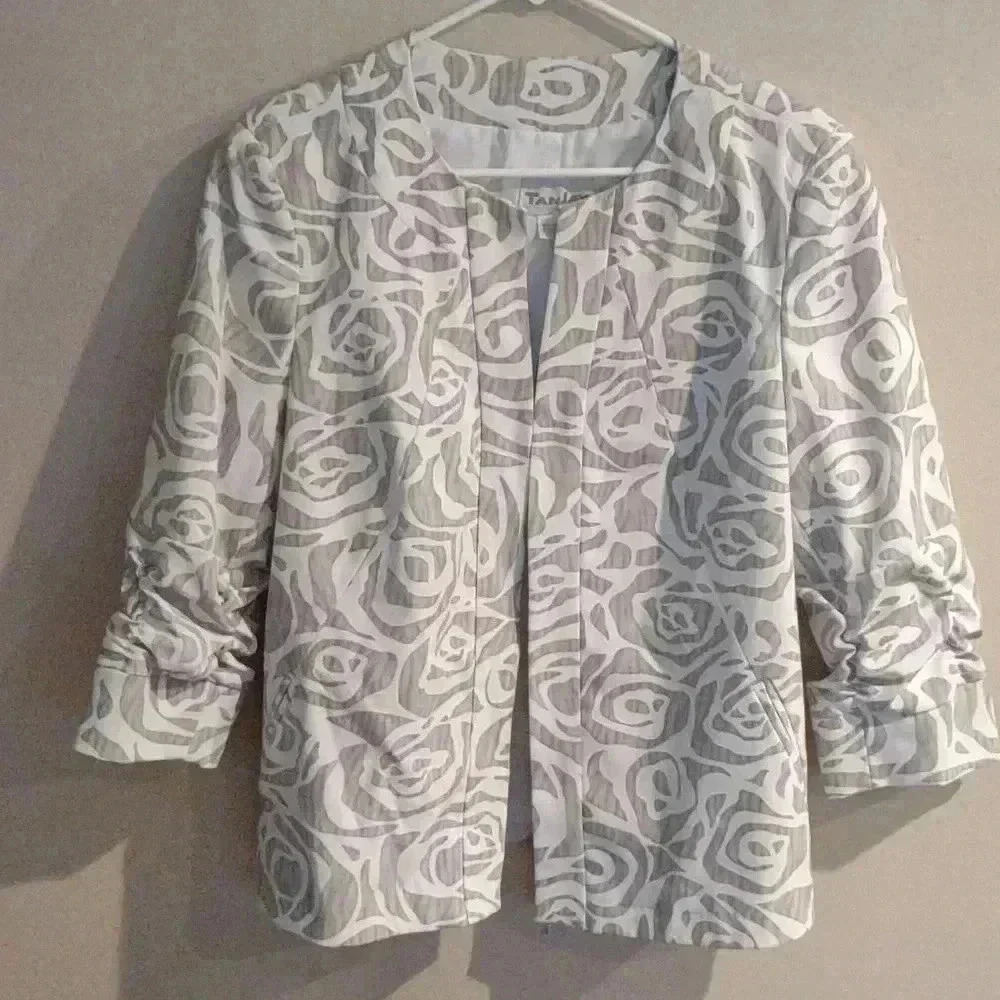 Tanjay white/gray 3/4 length sleeves size 10